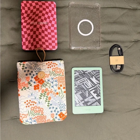 Kindle Basic with Accessories Bundle - Picture 2 of 6